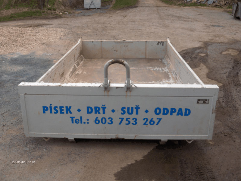 Kontejner na odpad přistavený na deponii