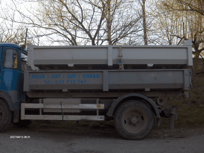 Přeprava stavebního materiálu kontejnerovým vozem